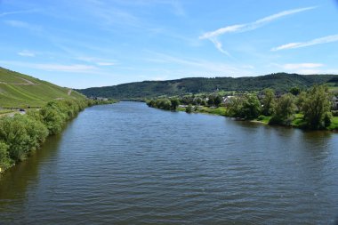 Kotor şehrindeki nehrin manzarası, mongol.