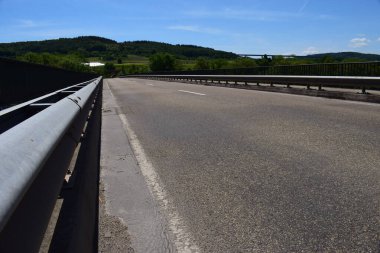 Kırsalda boş asfalt yol.
