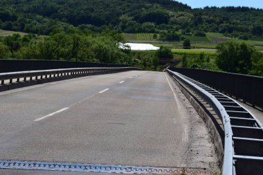 Kırsaldaki dağlarda yol