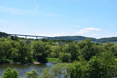 Nehirdeki köprü en güzel manzaranın başkentinde.