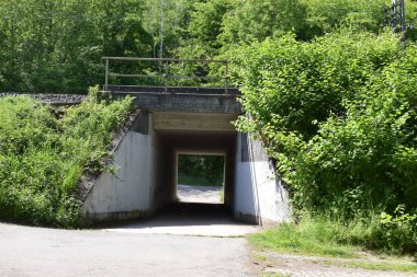 Kırsal kesimdeki eski beton köprünün tüneli.