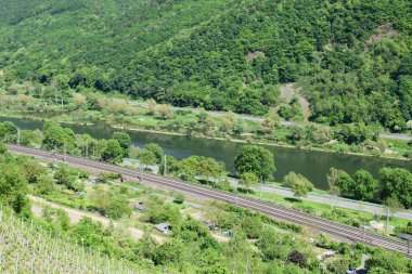 Dağlardaki nehrin havadan görünüşü