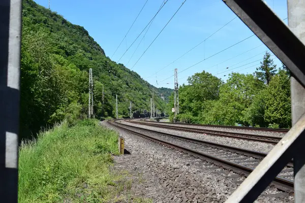 Demiryolu rayları üzerinde.