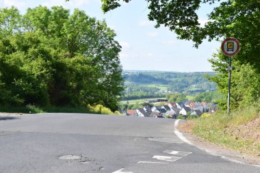 Kırık yol bir köye giriyor.