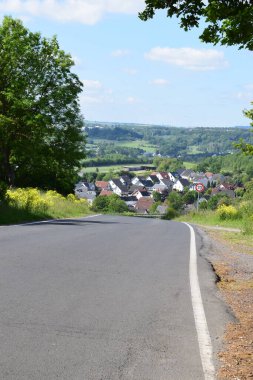 Güzel bir kırsal yol manzarası