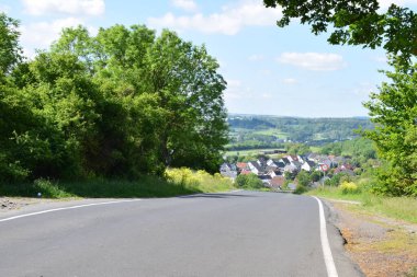 Yol köy manzaralı.