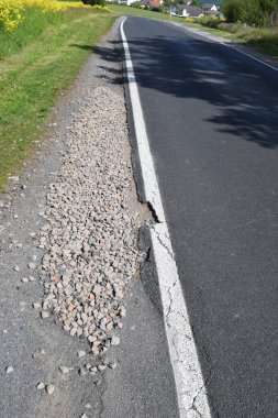 Kırık taşlı asfalt yol