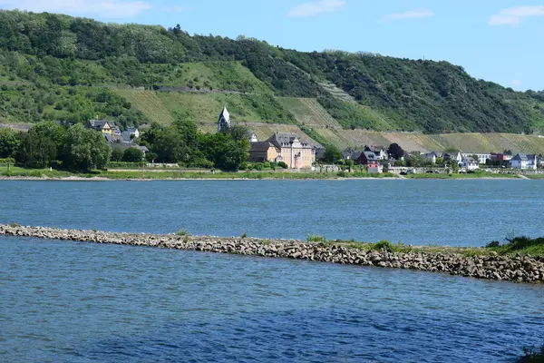 Nehrin kıyısındaki eski kasabanın