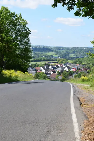 Güzel bir kırsal yol manzarası