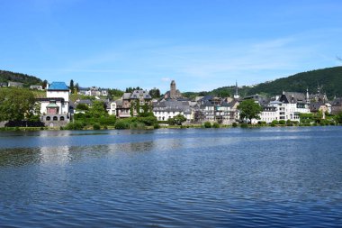 Parktaki gölün manzarası.