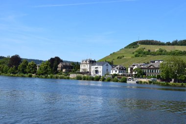 Güzel ortaçağ binasının manzarası