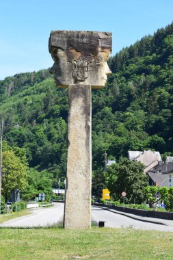 Dağlardaki eski taş köprü