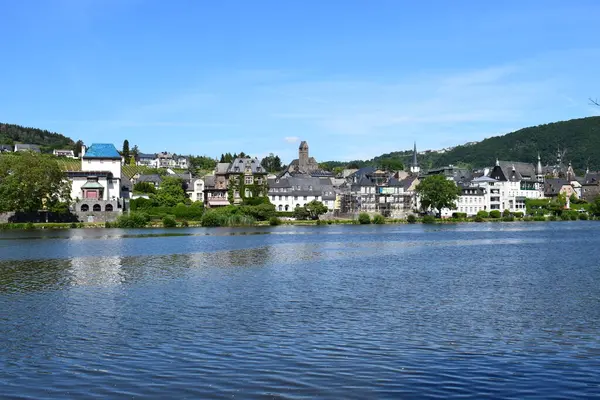 Parktaki gölün manzarası.