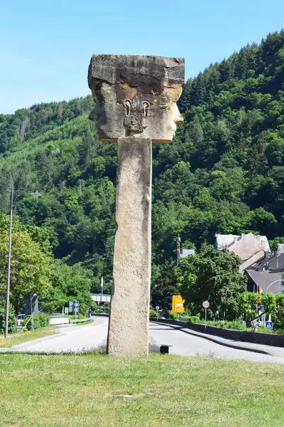 Dağlardaki taş bir yolun dikey görüntüsü.