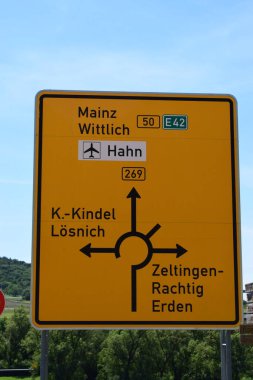 Berlin 'de tabelalı yol tabelası