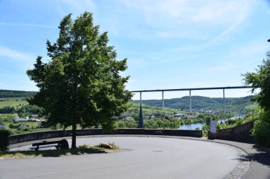 Trier şehrindeki nehrin üzerindeki köprü.