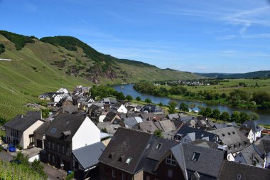 Sabahleyin nehrin rzig köyünün hava manzarası.