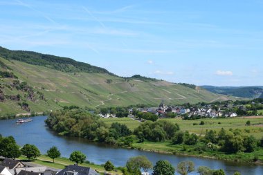 Sabahleyin nehrin rzig köyünün hava manzarası.