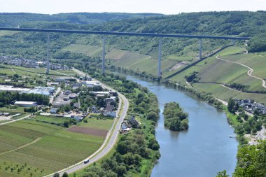 Sabahleyin nehrin rzig köyünün hava manzarası.
