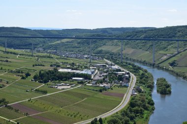 Sabahleyin nehrin rzig köyünün hava manzarası.