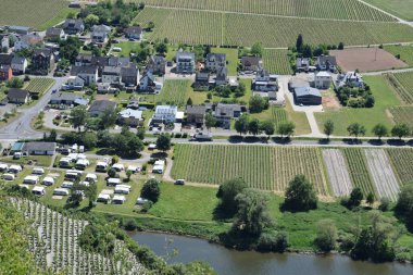 Sabahleyin nehrin rzig köyünün hava manzarası.