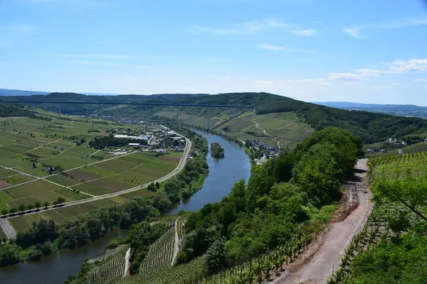 Sabahleyin nehrin rzig köyünün hava manzarası.