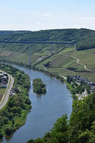 Sabahleyin nehrin rzig köyünün hava manzarası.
