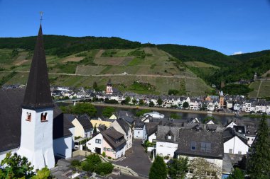 Fransa 'nın Le-Oischer köyündeki kutsal üçlünün kilisesinden manzara