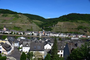 Moselle Vadisi 'nde tepeden Mosel Vadisi' ne manzara