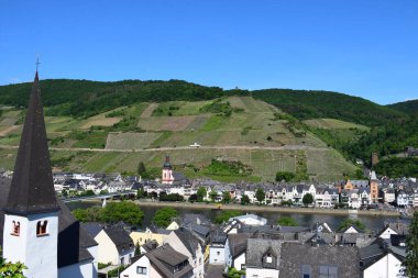 Moselle Şatosu 'nun tepesinden ve vadideki nehirden manzara