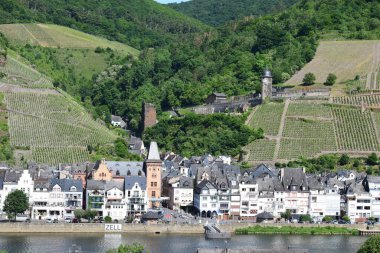 Köprü ve mimarinin manzarası