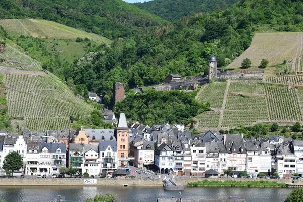 Köprü ve mimarinin manzarası