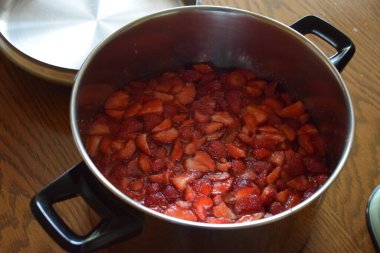 Masanın üzerine çilek reçeli.