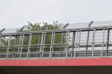 Yolun karşısındaki Nordschleife köprüsü