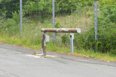 Eski paslı metal bariyer caddede