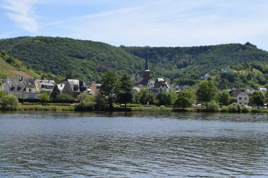 Mosel Vadisi 'ndeki Treis-Karden' deki güzel ortaçağ mimarisinin manzarası.
