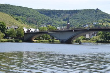 Mosel nehri üzerindeki köprü.