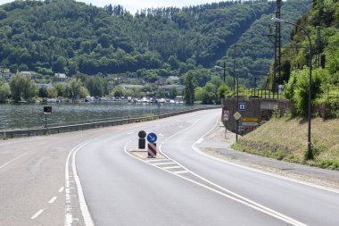 Mosel Vadisi 'ndeki Treis-Karden yolu.