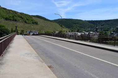 Mosel vadisinde Treis-Karden yolu.