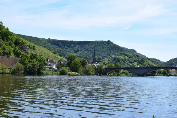 Mosel Vadisi 'nde köprüyle Treis-Karden.