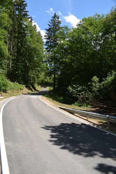 asfalt yol Dağları.