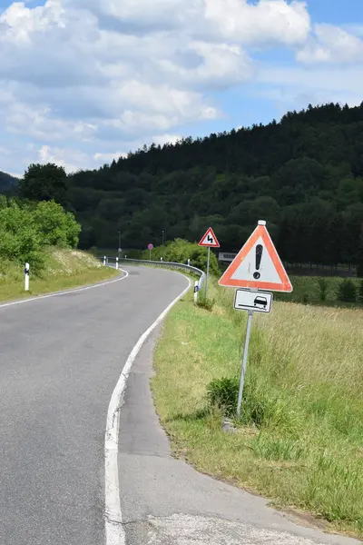 Dağlarda yol tabelası