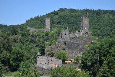Manderscheid 'de Eifel dağlarında iki kale.