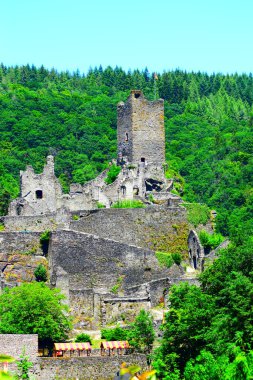 Manderscheid 'deki antik şatonun kalıntıları.