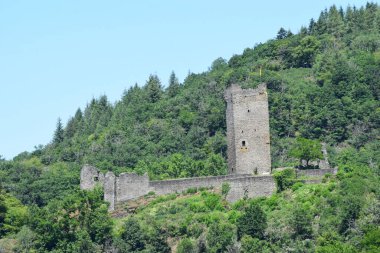 Eifel 'deki dağların ortasındaki antik bir kalenin kalıntıları.