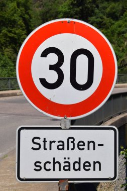 Caddedeki yol tabelası