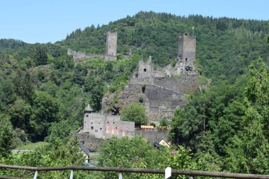 Ortaçağ şehri Brescia 'nın şatosu güneşli bir günde