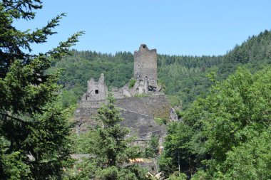 ormandaki eski bir kale kalıntıları