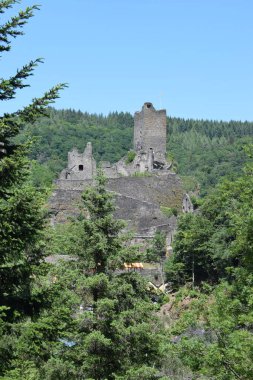 Arka plandaki en ünlü kalenin kalesi.