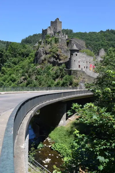 Nehrin üzerindeki köprü.